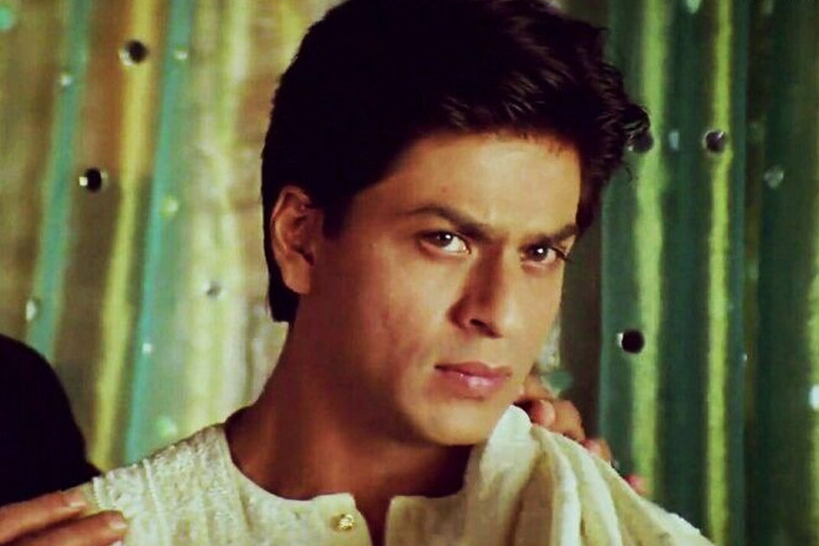 সঞ্জয় লীলা ভন্সালীর পরিচালনায় মুক্তি পায় ‘দেবদাস’ ছবিটি। উপন্যাসের পাতা থেকে ‘দেব’-এর চরিত্রকে বড় পর্দায় নিখুঁত ভাবে ফুটিয়ে তুলেছিলেন শাহরুখ।