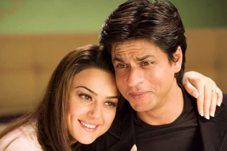 ‘দেবদাস’ মুক্তির পর শাহরুখকে বহু ছবিতে দেখা গেলেও ‘বীর জ়ারা’ সিনেমায় নায়কের অভিনয়দক্ষতার অন্য দিক ধরা দিয়েছিল।