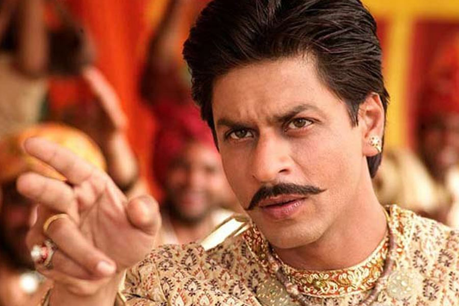 ২০০৫ সালে অমল পালেকরের পরিচালনায় মুক্তি পায় ‘পহেলি’। এই ছবিতে শাহরুখকে গোঁফ এবং পাগড়ি পরে যেন চেনাই যাচ্ছিল না। 