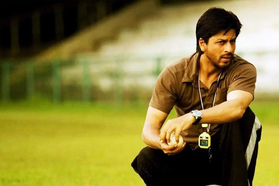 ২০০৭ সালে আদিত্য চোপড়ার প্রযোজনায় মুক্তি পেয়েছিল ‘চক দে! ইন্ডিয়া’। হেড কোচ কবীর খান চরিত্রে শাহরুখের অভিনয় দুর্দান্ত। তাঁর মুখে ‘সত্তর মিনিট’-এর সংলাপ লোকের মুখে মুখে ঘোরে।