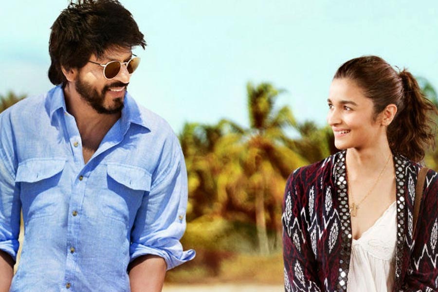 গৌরী শিণ্ডের পরিচালনায় ২০১৬ সালে মুক্তি পায় ‘ডিয়ার জিন্দেগি’। মনোবিদের চরিত্রে শাহরুখের অভিনয় এবং তাঁর সংলাপ দুই-ই মনে রাখার মতো।