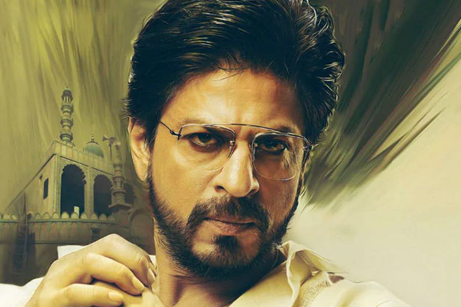 ‘ডিয়ার জিন্দেগি’ ছবি মুক্তির এক বছর পর মুক্তি পায় ‘রইস’। এই ছবিতে শাহরুখের লুক-ই বলে বলে দশ গোল দিতে পারে।