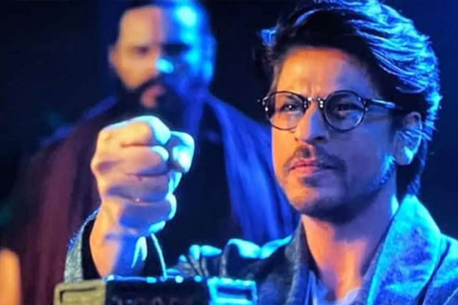 বড় পর্দা থেকে বিরতি নিয়েছিলেন শাহরুখ। তবে, ‘ব্রহ্মাস্ত্র’ ছবির প্রথম পর্বে ক্যামিয়ো চরিত্রে অভিনয় করেছিলেন তিনি। ক্ষণিকের জন্য পর্দায় আবির্ভাব হলেও ওইটুকু সময়ের মধ্যে কী ভাবে দর্শকের মনে জায়গা করে নিতে হয় তা ভালই জানেন অভিনেতা।