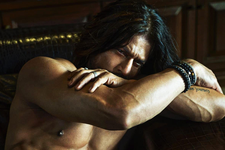 ৪ বছরের দীর্ঘ বিরতির পর আবার পর্দায় ফিরে এলেন শাহরুখ। তবে কোনও ক্যামিয়ো চরিত্রে নয়। জমজমাট অ্যাকশন ছবিতে মুখ্য চরিত্রে অভিনয় করেই ‘পাঠান’ ঝড় তুলেছেন সারা দেশে। 