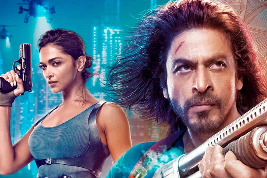 বহু বিতর্ক এবং বয়কট গ্যাংয়ের রোষের মুখে পড়েও প্রথম দিনেই এই সিনেমা হইহই করে ৫৫ কোটি টাকার ব্যবসা করে ফেলেছে। শুক্রবারের মধ্যেই এই সিনেমা ১০০ কোটির বেড়া টপকাবে বলে মনে করা হচ্ছে। ‘পাঠান’ নিয়ে দেশ জুড়ে অনুরাগীদের মধ্যে উত্তেজনা থাকলেও এই সিনেমা নিয়ে এখনও অনেক তথ্যই অনুরাগীদের অজানা।