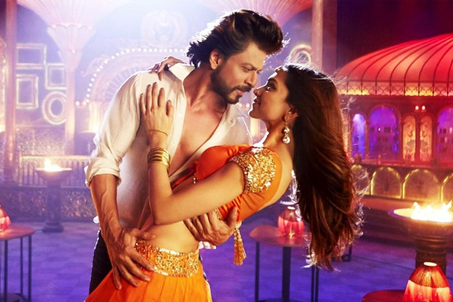 এর আগে ‘ওম শান্তি ওম’, ‘চেন্নাই এক্সপ্রেস’ এবং ‘হ্যাপি নিউ ইয়ার’ সিনেমায় একসঙ্গে মুখ্য ভূমিকায় অভিনয় করতে দেখা গিয়েছিল শাহরুখ-দীপিকাকে। ঘটনাচক্রে এই চারটি সিনেমাতেই বিশাল-শেখরের সঙ্গীত রয়েছে।