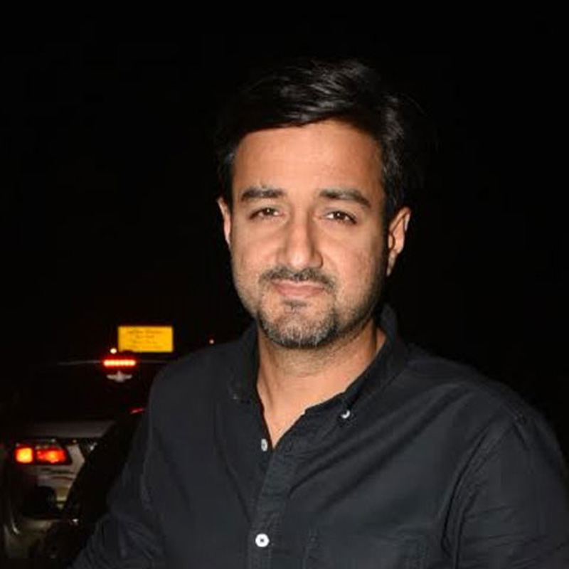 মনে করা হয়, যে কোনও ছবির ‘মেরুদণ্ড’ সেই সিনেমার পরিচালক। ‘পাঠান’ ছবির শুটিং চলাকালীন নাকি এক জন সহকারী পরিচালকের সঙ্গে ঝামেলায় জড়িয়ে পড়েন পরিচালক সিদ্ধার্থ। সেটে বেঁধে দেওয়া নিয়মগুলি অনুসরণ না করা থেকেই নাকি গন্ডগোলের সূত্রপাত।