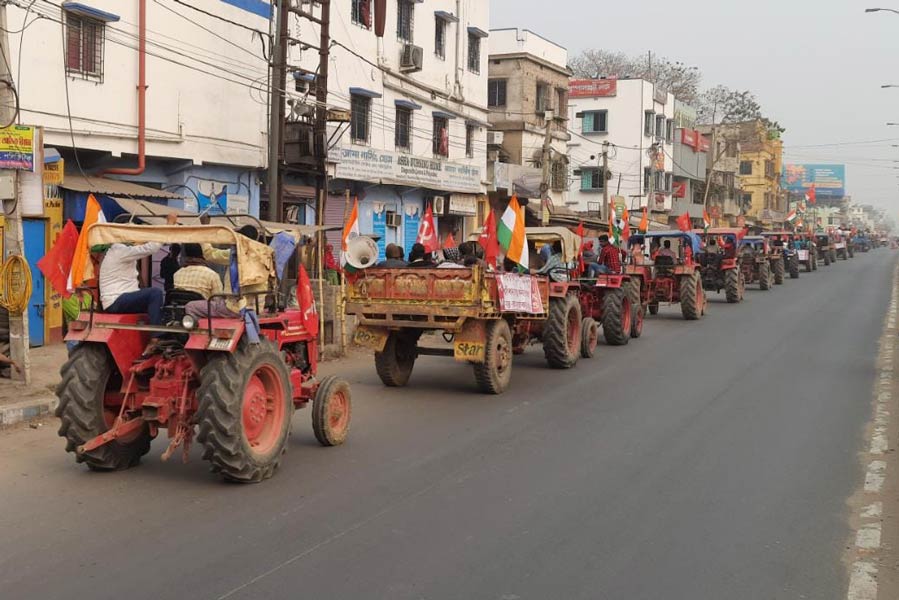 জাতীয় পতাকা ও  সংগঠনের পতাকা রেখে ট্রাক্টর, মোটর সাইকেল নিয়ে বৃহস্পতিবার রাস্তায় তাঁদের দাবি জানিয়েছেন কৃষকেরা।