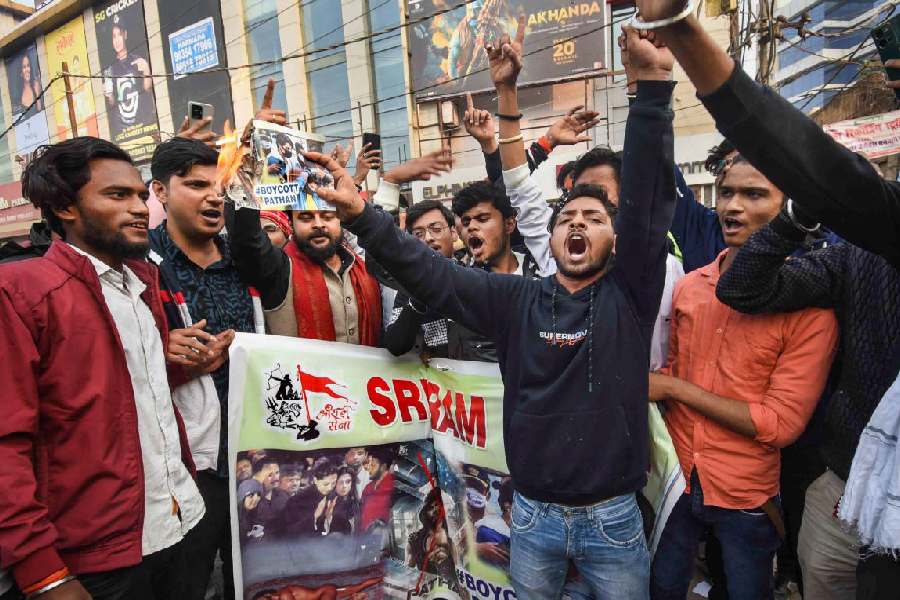 বলিউডে করোনা অতিমারির পর থেকে বক্স অফিসের সাফল্য হাতেগোনা। প্রায় নেই বললেও চলে। ফিকে হয়ে আসা সেই বলিউডপ্রীতি দর্শকের মনে জাগিয়ে তুলেছেন শাহরুখ। তাঁর ছবির প্রথম দিনের রোজগার থেকেই তা পরিষ্কার।