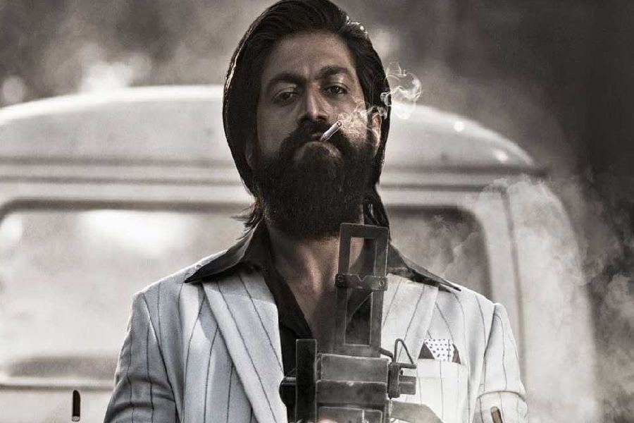 দক্ষিণী ছবির ব্যবসায়িক আয়কেও ছাপিয়ে গিয়েছে ‘পাঠান’। গত বছর মুক্তি পেয়েছিল ‘কেজিএফ ২’। এত দিন পর্যন্ত ভারতীয় ছবির প্রথম দিনের ব্যবসার নিরিখে শীর্ষে ছিল এই ছবি। প্রথম এবং দ্বিতীয়, দু’দিনেই ‘কেজিএফ ২’-কে হারিয়ে দিয়েছে ‘পাঠান’।