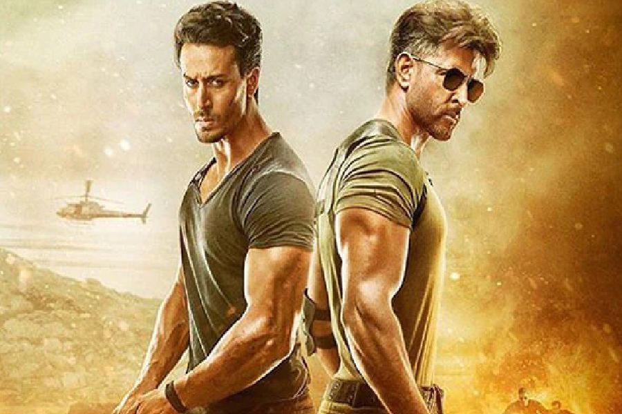 প্রথম দু’দিনের আয়ের নিরিখে হিন্দি ছবির তালিকায় শীর্ষে ছিল হৃতিক রোশন এবং টাইগার শ্রফ অভিনীত ‘ওয়ার’। ২০১৯ সালের এই ছবি প্রথম দিনে ৫৩ কোটি, দ্বিতীয় দিনে ২৩ কোটি টাকার ব্যবসা করেছিল । দু’দিনের মোট আয় হয়েছিল প্রায় ৭৫ কোটি টাকা।