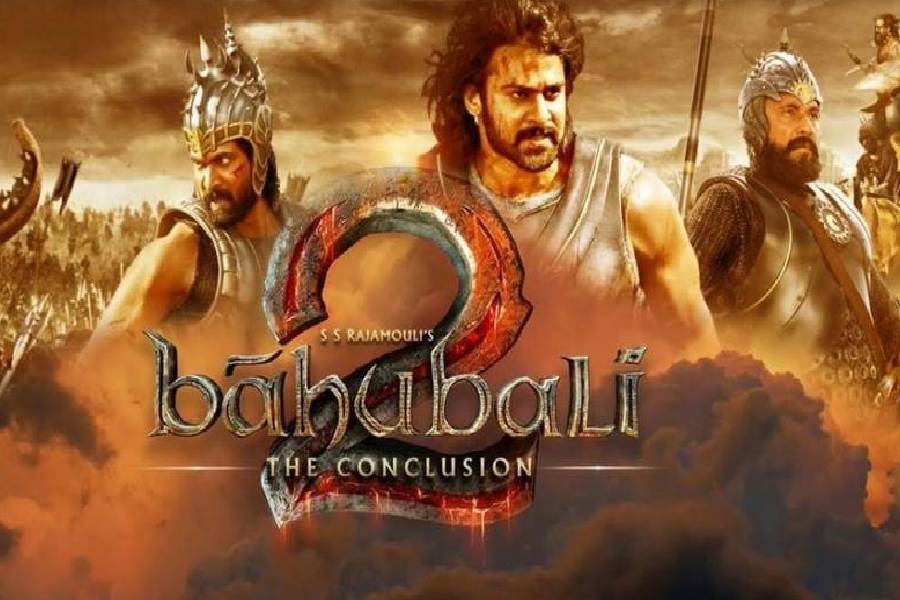 দক্ষিণের ‘বাহুবলী ২’ বক্স অফিসে নজির গড়েছিল। তবে ‘পাঠান’-এর আয়ের ধারেকাছে নেই সেই ছবির রোজগার। দু’দিনে ‘বাহুবলী ২’ মোট ৮৭ কোটি টাকার ব্যবসা করেছিল। 
