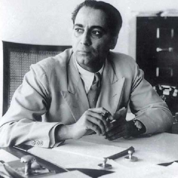 ১৯০৯ সালে মুম্বইয়ের সম্ভ্রান্ত এক পার্সি পরিবারে জন্ম হয় ভাবার। কেমব্রিজ বিশ্ববিদ্যালয় থেকে তিনি মেকানিক্যাল ইঞ্জিয়ারিং নিয়ে পড়াশোনা করেন। তার পর কাজ শুরু করেন পরমাণু পদার্থবিদ্যা নিয়ে। ১৯৪৮ সালে তাঁকে শীর্ষে রেখেই শুরু হয় ভারতের অ্যাটমিক এনার্জি  কমিশনের পথচলা।