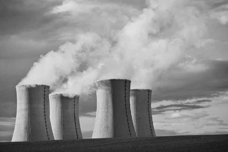 ১৯৬১ সালে চিনের সঙ্গে যুদ্ধে ভারতের পরাজয়ের পর পরমাণু শক্তিধর রাষ্ট্র হিসাবে ভারতকে গড়ে তুলতে উঠে পড়ে লাগেন ভাবা। ১৯৬৩ সালে রাজস্থানে ভারতের প্রথম পারমাণবিক শক্তি কেন্দ্র স্থাপনের বিষয়ে আন্তর্জাতিক চুক্তি হয়। চুক্তির শর্তে বলা হয়েছিল, যুদ্ধ বা কোনও রকম সামরিক ক্রিয়াকলাপে এই শক্তি কাজে লাগাতে পারবে না ভারত।