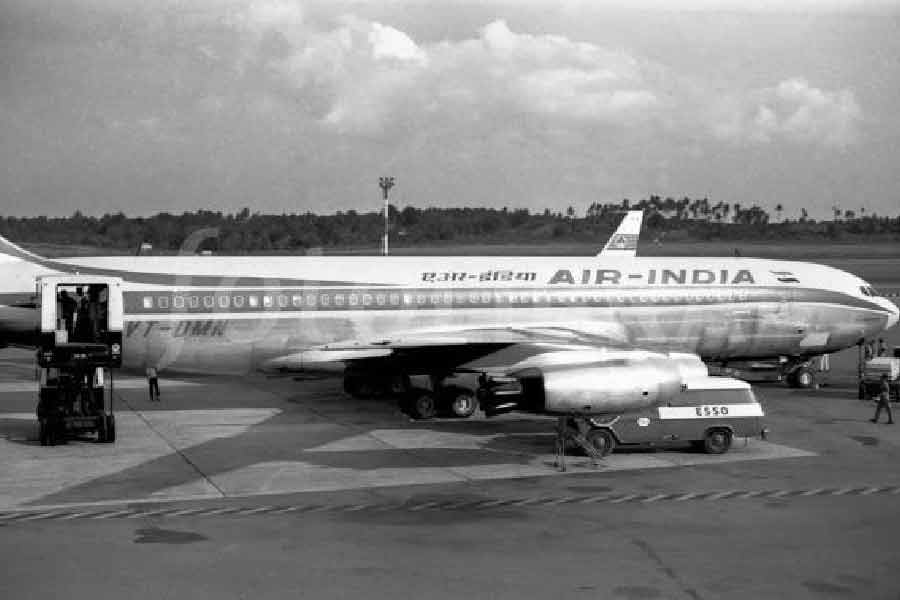 ১৯৬৬ সালের ২৪ জানুয়ারি সকাল ৮টা ২ মিনিটে এয়ার ইন্ডিয়ার বিমান ‘কাঞ্চনজঙ্ঘা’ মুম্বই থেকে লন্ডনের উদ্দেশে রওনা দেয়। বিমানটিতে ১১ জন বিমানকর্মীর সঙ্গে ছিলেন ১০৬ জন যাত্রী। দিল্লি, বেরুট (লেবানন) এবং জেনেভা হয়ে লন্ডন যাওয়ার কথা ছিল বিমানটির।