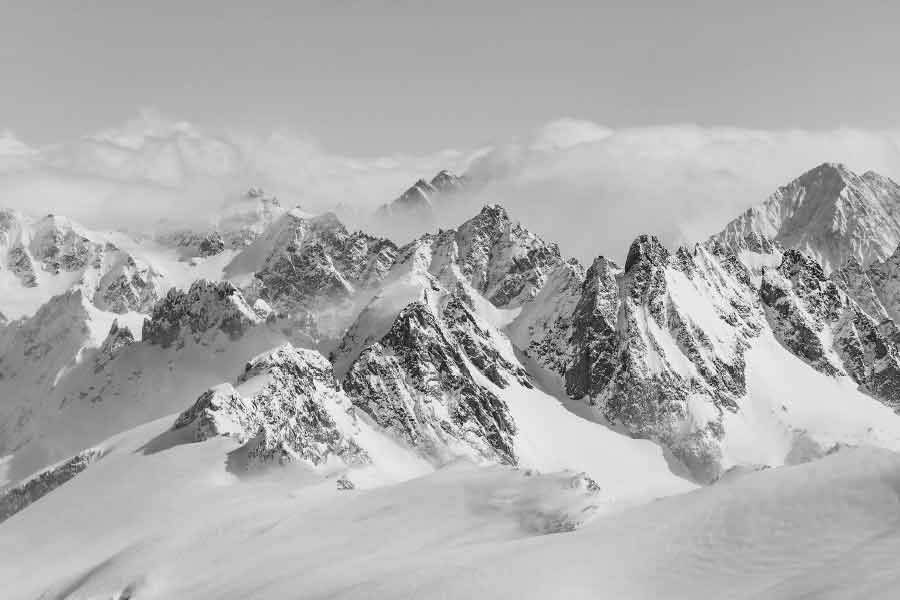বেরুট থেকে লন্ডনের উদ্দেশে পাড়ি দেওয়ার পর ইটালি এবং ফ্রান্স সীমান্তে আল্পস পর্তবতমালা তথা পশ্চিম ইউরোপের সর্বোচ্চ পর্বতশৃঙ্গ মঁ ব্লাঁ-র কাছে ধাক্কা খায় এয়ার ইন্ডিয়ার বিমানটি। শীতকালে পুরো এলাকাই বরফে ঢাকা পড়ে ছিল।  