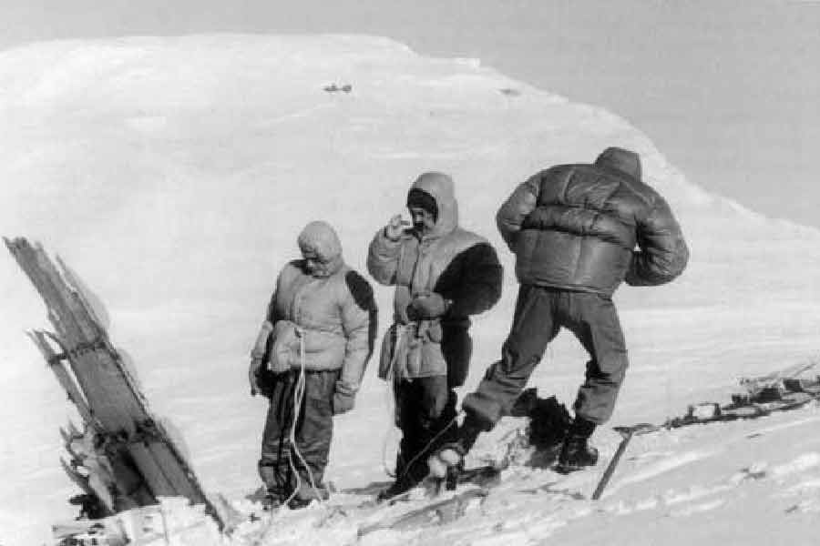 দুর্গম পাহাড়ি অঞ্চলে উদ্ধারকার্যের জন্য পৌঁছয় ফরাসি বাহিনী। কিন্তু যত ক্ষণে তাঁরা সেখানে পৌঁছেছিলেন, দেখা যায়, বিমানের ধ্বংসাবশেষ ডুবে গিয়েছে বরফের মাঝে। বিমানের ব্ল্যাকবক্স কিংবা অন্য গুরুত্বপূর্ণ উপাদান কিছুই পাওয়া যায়নি।
