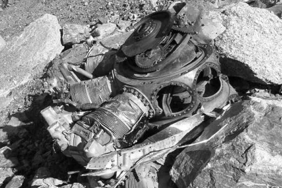 একে দুর্গম এলাকা, তার উপর আবহাওয়াও অনুকূল ছিল না। উদ্ধারকাজ থামিয়ে দেয় ফরাসি সরকার। কী ভাবে আল্পসের বুকে এই মর্মান্তিক দুর্ঘটনা ঘটল, সেই তদন্ত শুরু হয়েছিল। কিন্তু তেমন কোনও তথ্য পাননি তদন্তকারীরা।