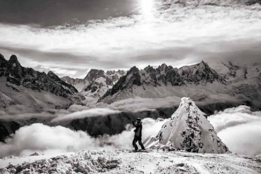 ফরাসি সরকারের তরফে এই বিমান দুর্ঘটনার যে রিপোর্ট প্রকাশ করা হয়, তাতে বলা হয়েছিল, যান্ত্রিক গোলযোগের কারণে দুর্ঘটনা হয়। যে যন্ত্রের মাধ্যমে বিমান থেকে মাটির উচ্চতা নির্ণয় করা হয়, তাতে ত্রুটি ছিল। বিমান থেকে চালক কন্ট্রোল রুমে জানিয়েছিলেন, মাটি থেকে তাঁদের উচ্চতা ১৯ হাজার ফুট। সর্বোচ্চ শৃঙ্গ থেকে সে উচ্চতা ৩ হাজার ফুট বেশি। চালকের কথা শুনে বিমান নামাতে বলা হয় কন্ট্রোল রুম থেকে। তার পরেই ঘটে বিপত্তি।