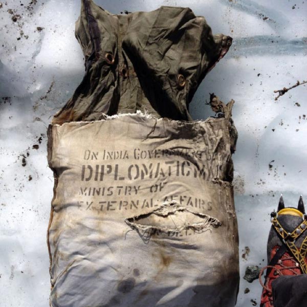 তদন্তকারী আধিকারিকেরা জানিয়েছিলেন, চালকের ভুলেই ঘনিয়েছে বিপদ। চালক মনে করেছিলেন বিমান মঁ ব্লাঁ পাহাড় পেরিয়ে গিয়েছে। এই তত্ত্বেই সিলমোহর দেয় ফরাসি সরকার। ভারত সরকারও তা মেনে নেয়।