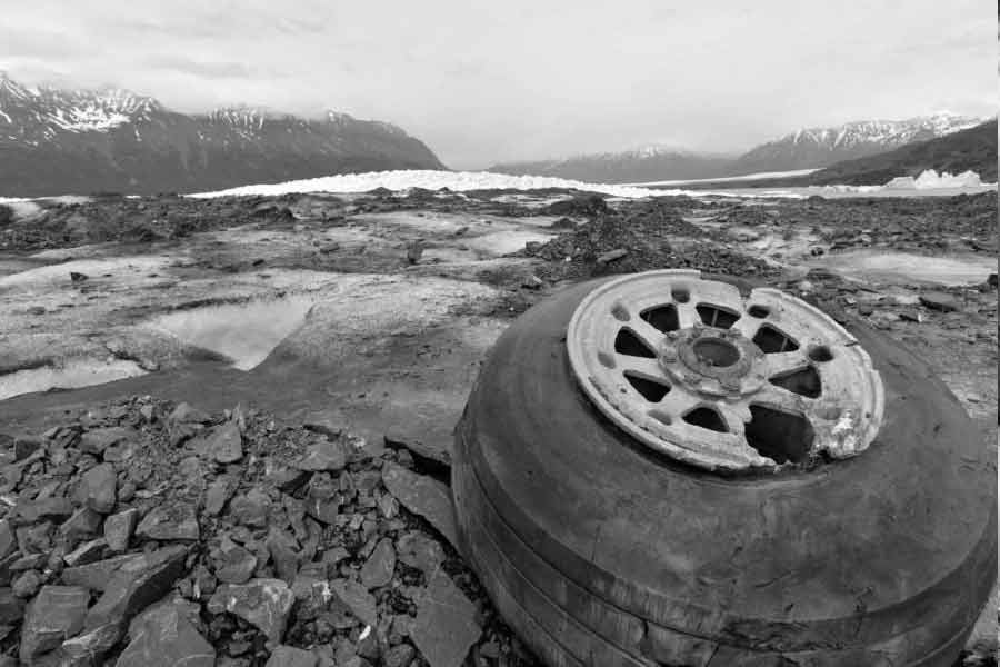 যদিও ফ্রান্সের সেই সময়কার জাতীয় সংবাদমাধ্যম ওআরটিএফের সম্পাদক ফিলিপ রেয়াল এই তত্ত্ব নাকচ করে দিয়েছিলেন। তিনি ক্যামেরা-সহ কিছু সাংবাদিককে ঘটনাস্থলে পাঠিয়েছিলেন। তাঁরা দু'টি বিরুদ্ধ প্রমাণ খুঁজে পান।