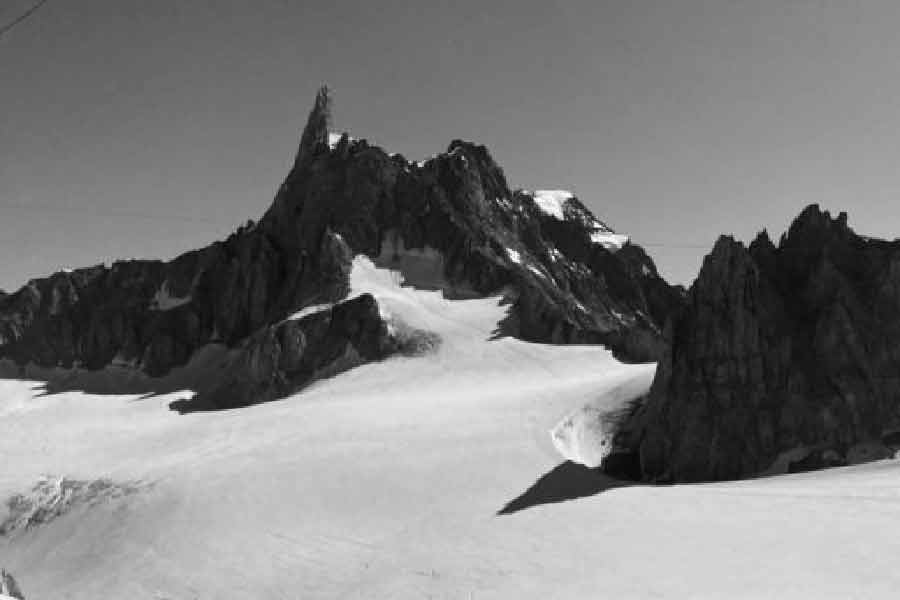 সংবাদমাধ্যমের কার্যকলাপে এর পর সরকারি হস্তক্ষেপ করা হয় বলে অভিযোগ। কিন্তু ওই সাংবাদিক দলের এক সদস্য দুর্ঘটনার নেপথ্যে অন্য তত্ত্ব তুলে ধরেন। তিনি জানান, ভাবার বিমানটি পাহাড়ে নয়, ধাক্কা খেয়েছিল অন্য একটি বিমানে।