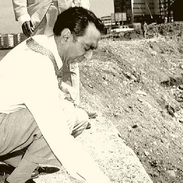 ২০০৮ সালে আমেরিকান গোয়েন্দা সংস্থা সিআইএ-র এক এজেন্টের প্রকাশিত সাক্ষাৎকারে ষড়যন্ত্রের তত্ত্ব জোরদার হয়। সেখানে বলা হয়েছিল, ভারতের পরমাণু শক্তি চর্চায় আমেরিকা খুব একটা খুশি হতে পারেনি। ১৯৪৫ সাল থেকে পরমাণু শক্তিধর রাষ্ট্র হিসাবে একারই রাজত্ব ছিল আমেরিকার। ১৯৬৪ সালে এই শক্তির অধিকারী হয় চিন এবং রাশিয়াও। তার পর ১৯৬৫ সালে ভাবা সাক্ষাৎকারে জানান, তিনিও পরমাণু বোমা তৈরি করতে সক্ষম।