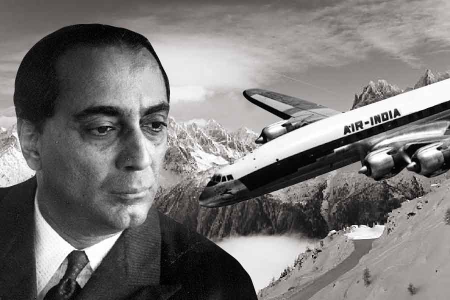 আজও হোমি ভাবার মৃত্যু রহস্যাবৃত। ১৯৬৬ সালেরই ১১ জানুয়ারি তৎকালীন সোভিয়েত রাশিয়ার তাসখন্দে ভারতের সেই সময়কার প্রধানমন্ত্রী লাল বাহাদুর শাস্ত্রী প্রয়াত হন। লাল বাহাদুরের মৃত্যুও রহস্যাবৃত বলে দাবি অনেকেরই। এর পক্ষ কালের মধ্যেই হোমি ভাবার মৃত্যুকে বিচ্ছিন্ন ঘটনা হিসেবে দেখতে রাজি নন বহু মানুষ। লাল বাহাদুর বা হোমি ভাবা— কারও মৃত্যুরহস্যের কিনারাই আজ পর্যন্ত হয়নি বলে দাবি তাঁদের। আজও এই দুই মানুষের মৃত্যুকে ঘিরে ষড়যন্ত্র তত্ত্বে বিশ্বাসীরা খাড়া করে চলেছেন একের পর এক সম্ভাব্য যুক্তি।   