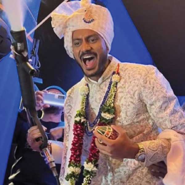 অক্ষরের বিয়ের একটি ভিডিয়োতে দেখা গিয়েছে, বিয়ের সাজে গাড়িতে দু’হাত তুলে নাচছেন অক্ষর। তাঁর সঙ্গে অন্য অতিথিরাও তাল মেলাচ্ছেন। মেহাকে অবশ্য নাচতে দেখা যায়নি। তিনি কনের সাজে দাঁড়িয়ে ছিলেন অন্য একটি গাড়িতে।