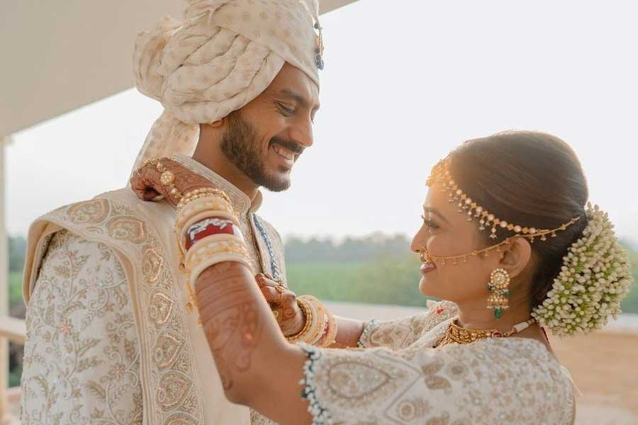 আর একটি ভিডিয়োতে অক্ষর এবং মেহার মালাবদলের দৃশ্য ধরা পড়েছে। বিয়েতে সাদা পোশাকে সেজেছেন অক্ষর। মেহার পোশাকের রঙ তাঁর পোশাকের সঙ্গে মিলে গিয়েছে। মাথায় সাদা ফুল দিয়ে চুল সাজিয়েছেন কনে।