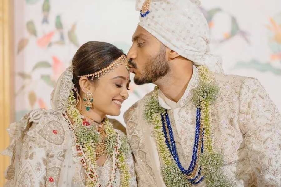 একটি ছবিতে দেখা গিয়েছে, বিয়ের সাজে পাশাপাশি বসে আছেন অক্ষর, মেহা। স্ত্রীর মাথায় চুম্বন করছেন অক্ষর। তাঁদের গলায় ঝুলছে সাদা ফুলের মালা।