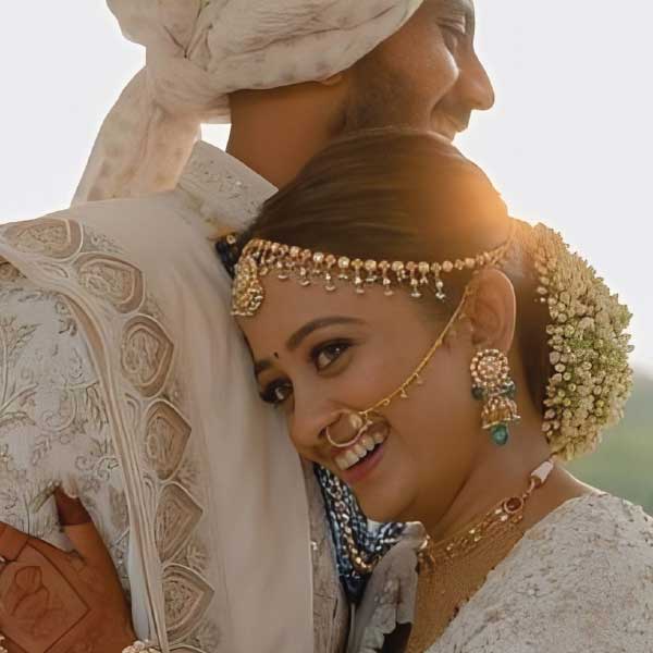 অক্ষরের বুকে মাথা রেখে ক্যামেরার সামনে হাসিমুখে তাকিয়েছেন মেহা। সেই ছবিও সমাজমাধ্যমে ভাইরাল হয়েছে। কনের কানের দুল, গলার হার, নাক ও মাথার গয়না এই ছবিতে স্পষ্ট।