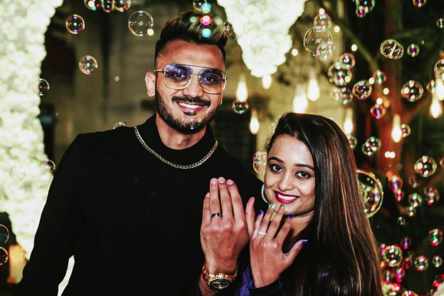 বাগ্‌দানের পর মেহার সঙ্গে ছবি পোস্ট করে সম্পর্কের কথা সকলকে জানিয়েছিলেন ভারতীয় দলের অন্যতম নির্ভরযোগ্য স্পিনার অক্ষর। সে ছবিতে দেখা গিয়েছিল, একটি মঞ্চের মাঝে দাঁড়িয়ে আছেন অক্ষর, মেহা। তাঁদের পিছনে বড় বড় করে লেখা ‘ম্যারি মি’ (আমাকে বিয়ে করো)।