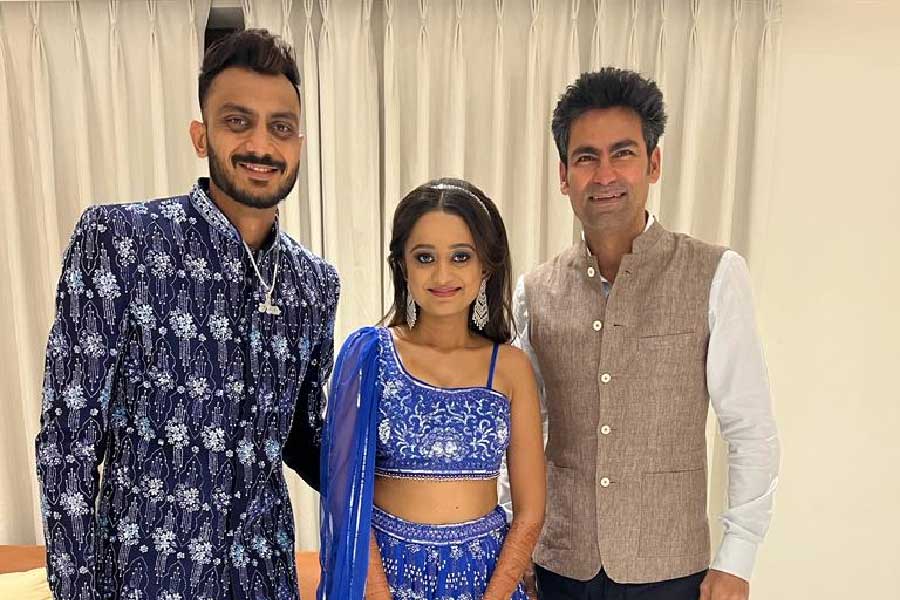 ব্যক্তিগত জীবন গোপনেই রেখেছেন অক্ষর। ভারতীয় দল থেকে ছুটি নেওয়ায় বিয়ের কথা আন্দাজ করা গেলেও তিনি কোথায়, কী ভাবে বিয়ে করছেন, তা আগে থেকে জানা যায়নি। বিয়ের পর অবশেষে প্রকাশ্যে এল সেই ছবি।