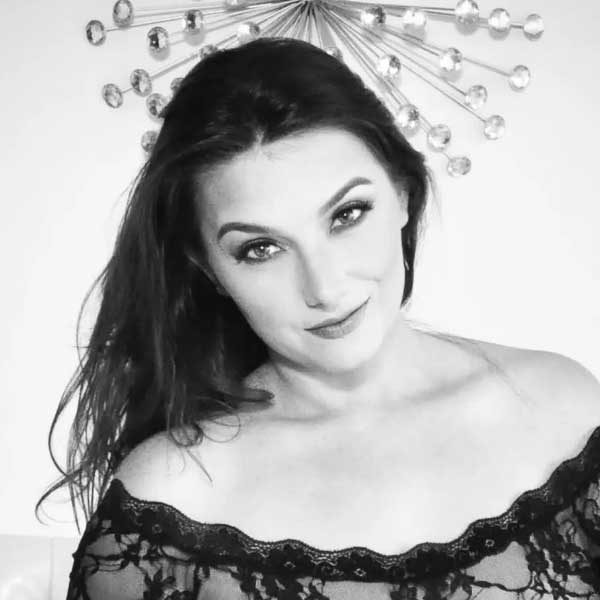 পাঠান ছবিতে র‌্যাচেল এক রাশিয়ান গুপ্তচর অ্যালিসের ভূমিকায় অভিনয় করেছেন।