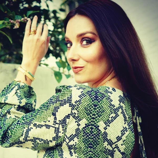 র‌্যাচেল বলেন, ‘‘বলিউডে সবাই সমান ভাবে নাচ-গান-অভিনয় করতে পারেন। হলিউডে এটি বিরল। হলিউডের কাজ করার অনেক কঠোর নিয়ম রয়েছে। বলিউডে এমনটা নেই।’’