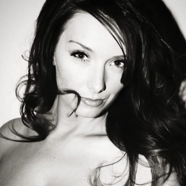 র‌্যাচেল বলেছেন, ‘‘আমি খুব খুশি যে হলিউড কাজ বন্ধ করে আমি বলিউডে যাত্রা শুরু করেছি। এখানে মানুষের সঙ্গে ভাল ব্যবহার করা হয় এবং আমি ভাগ্যবান যে বলিউড আমাকে গ্রহণ করছে।”