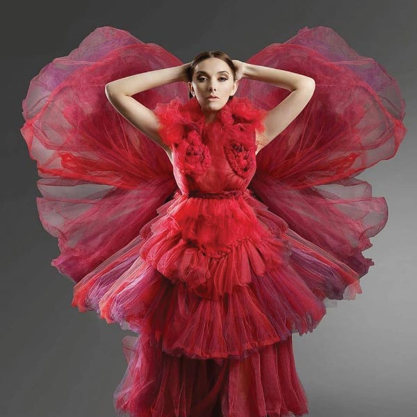 এর আগেও ভারতে এসে কাজ করেছেন র‌্যাচেল। তবে তখন তিনি ছিলেন পরিচালকের ভূমিকায়। তাঁর কথায়, “২০১৬ সালে আমি অ্যাসিড হামলা নিয়ে তথ্যচিত্রের কিছু দৃশ্য শুট করতে ভারতে এসেছিলাম। এই তথ্যচিত্রের পরিচালক এবং প্রযোজক উভয়ই আমি ছিলাম। তখনই কিছু মানুষের সঙ্গে আমার পরিচয় হয়।’’