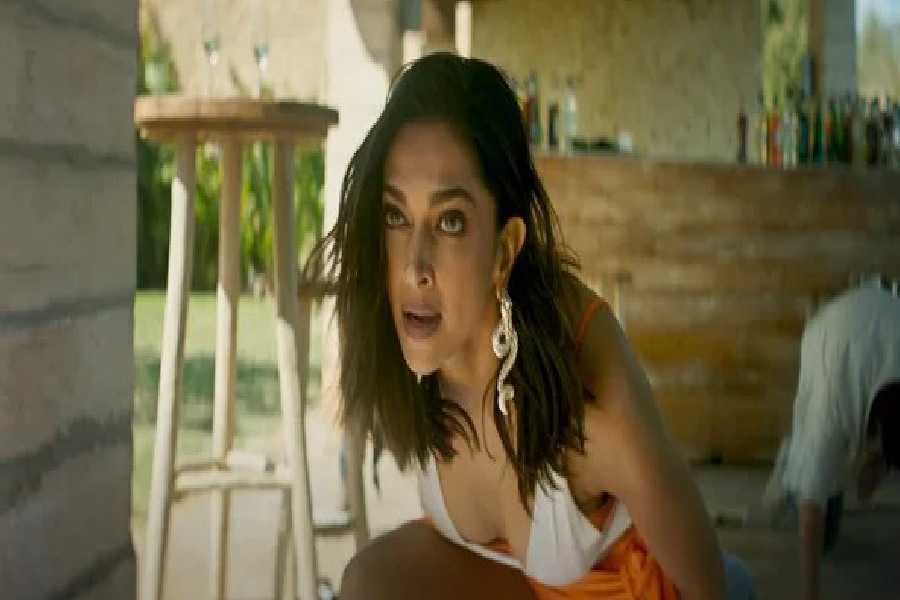 ‘পাঠান’-এ দীপিকাকে দেখা গিয়েছে গুপ্তচর সংস্থা পাকিস্তানের আইএসআই-এর প্রাক্তন এজেন্ট হিসাবে। তাঁর চরিত্রের নাম রুবিনা মহসিন। নেতিবাচক চরিত্র হলেও নজর কেড়েছেন অভিনেত্রী।