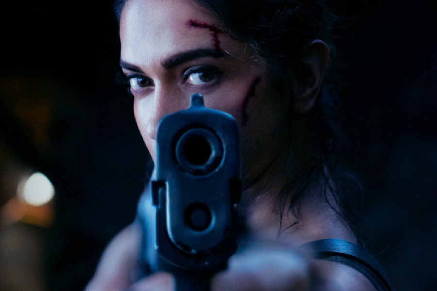 কখনও নায়ককে বাঁচাতে তাঁর সঙ্গে পাল্লা দিয়ে মারধর, গুলিতে দুষ্কৃতীদের ঘায়েল করা, কখনও আবার রাইফেল হাতে নিয়ে দক্ষ যোদ্ধার মতো লড়াই— ‘পাঠান’-এ বার বার ভিন্ন রূপে ধরা দিয়েছেন দীপিকা।