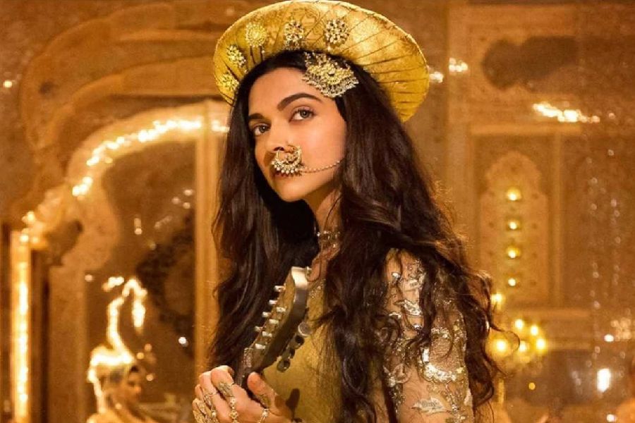 মূলত সঞ্জয় লীলা ভন্সালীর হাত ধরেই ‘পাঠান’-এর আগে কিছু কিছু অ্যাকশন দৃশ্যে দেখা গিয়েছে দীপিকাকে। ‘বাজিরাও মস্তানি’ কিংবা ‘পদ্মাবতী’ ছবিতে কয়েক ঝলক অ্যাকশনে ধরা দিয়েছিলেন দীপিকা। দর্শক মনে রেখেছে সেই মারকুটে দীপিকাকেও।