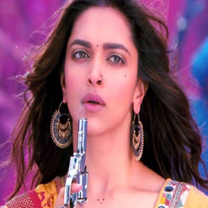 ২০১৩ সালে ‘গোলিওঁ কি রাসলীলা রামলীলা’ ছবিতে রণবীর সিংহের বিপরীতে অভিনয় করেছিলেন দীপিকা। অস্ত্র ও গোলাবারুদ তৈরি এবং বিক্রির জন্য কুখ্যাত দুই প্রতিদ্বন্দ্বী গোষ্ঠীর শরিক ছিলেন তিনি। ফলে ছবিতে পিস্তল হাতে দীপিকা ওরফে লীলার অ্যাকশন দেখা গিয়েছিল। ছবির শেষ দৃশ্যেও গুলি করেই একে অপরের জীবন শেষ করে দেন নায়ক-নায়িকা।