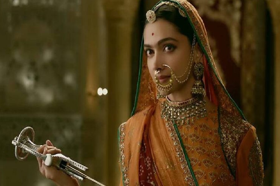 ‘পদ্মাবত’ ছবিতেও ইতিহাসভিত্তিক কাহিনির হাত ধরে এসেছে লড়াইয়ের দৃশ্য। তবে রাজপুত রানি পদ্মাবতীকে তেমন লড়াই করতে দেখা যায়নি এই ছবিতে। বরং বিয়ের আগে রানা প্রতাপের সঙ্গে জঙ্গলের আলাপদৃশ্যে তিরধনুক নিয়ে শিকার করেছেন দীপিকা।