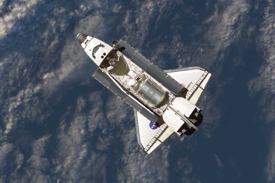 কলম্বিয়া যানের প্রধান দায়িত্বে ছিলেন রিক হাজ়ব্যান্ড। অবতরণের বিষয়ে তাঁকেই যাবতীয় নির্দেশ দিচ্ছিলেন নাসার ‘এন্ট্রি ফ্লাইট ডিরেক্টর’ লেরয় কেন। 