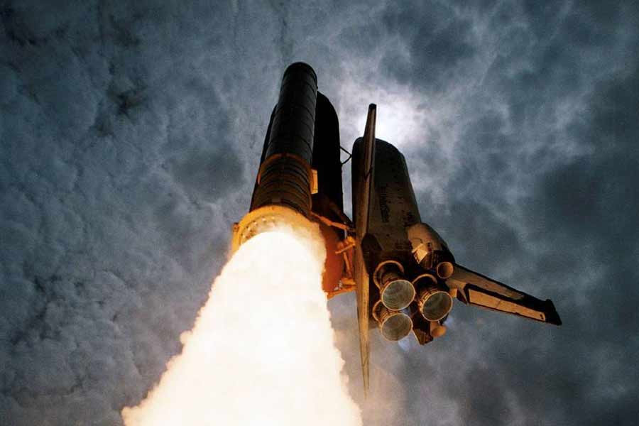 এসটিএস-১০৭ উৎক্ষেপণের সময়, এই যানের বাইরের জ্বালানি ট্যাঙ্ক থেকে নিরোধক ফোমের একটি টুকরো ভেঙে যায় এবং সেই টুকরো গিয়ে আঘাত করে যানটির অরবিটারের বাম ডানায় থাকা তাপ সুরক্ষা যন্ত্রে। 