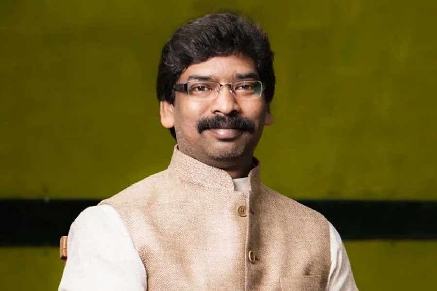 সেই মামলায় ইতিমধ্যেই ১৪ জনকে গ্রেফতার করা হয়েছে। এ বার গ্রেফতার হেমন্তও। মু‌খ্যমন্ত্রীর বিরুদ্ধে অভিযোগ, তিনি জমি মাফিয়াদের হাতে অবৈধ ভাবে জমি তুলে দিয়েছেন। 