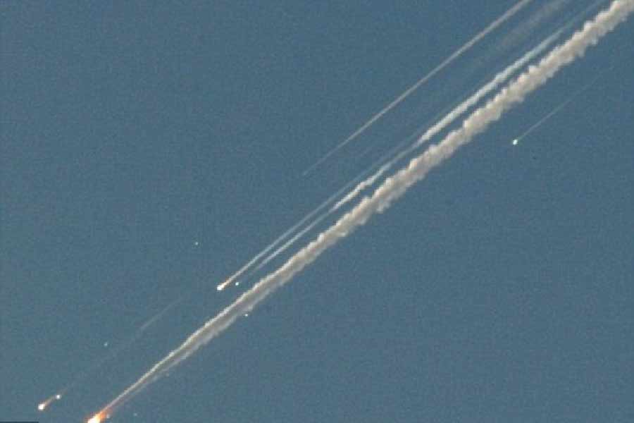 ‘স্পেস সেফটি’ পত্রিকা অনুযায়ী, বায়ুমণ্ডলে প্রবেশের পরই কন্ট্রোল রুমের সঙ্গে সমস্ত যোগাযোগ হারিয়ে ফেলে কলম্বিয়া। কিছু ক্ষণ পরে মাঝ আকাশেই বিস্ফোরণ ঘটায় ভেঙে পড়ে যানটি।