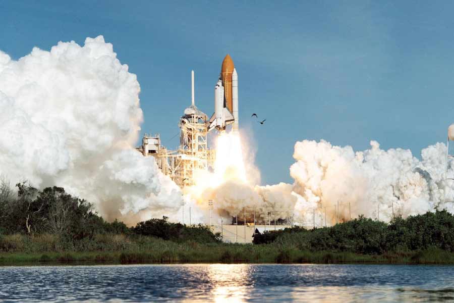 ১ ফেব্রুয়ারি আকাশে দাবানল এবং স্ফুলিঙ্গের সাক্ষী হয় আমেরিকার বহু মানুষ। চিরতরে হারিয়ে গিয়েছিল কলম্বিয়া। পরে ৭ মহাকাশচারীকে মৃত বলে ঘোষণা করা হয়েছিল।