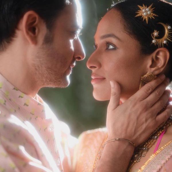 দু’জনেই দ্বিতীয় বার সংসার পেতেছেন। এ নিয়ে ‘ভোগ’ পত্রিকায় মাসাবা বলেছেন, ‘‘আমরা দু’জনে আগেও এ পথে গিয়েছি। ফলে দেখলাম, এই গুরুত্বপূর্ণ দিনে নিজেদের উপর অযথা চাপ বাড়িয়ে লাভ নেই। শুধু মূহূর্তগুলি উপভোগ করতে চেয়েছি।’’