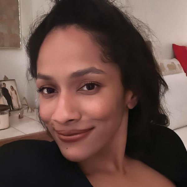 শুক্রবার আদালতে বিয়ের পর ছিমছাম ঘরোয়া অনুষ্ঠানে মাসাবা আর সত্যদীপের প্রিয়জনেরা জড়ো হয়েছিলেন। তাঁদের পাশে দেখা গিয়েছে নীনা এবং ভিভকে। সঙ্গে ছিলেন নীনার বর্তমান স্বামী বিবেক মেহরাও।